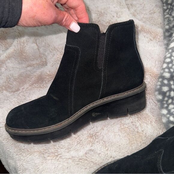 Clark’s black “Airabells” suede platform side zip booties - Picture 5 of 12